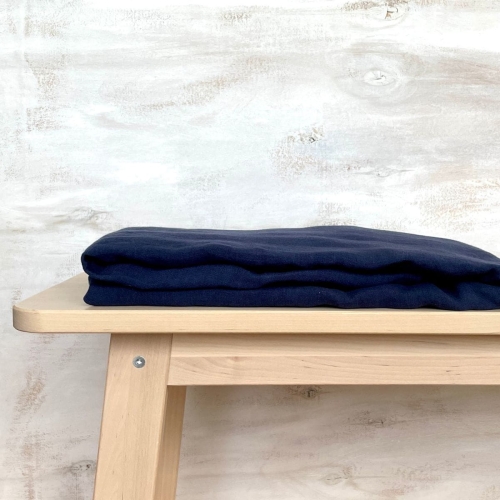 Prześcieradło lniane bez gumki płaskie w granatowe
Granatowe prześcieradło lniane proste, bez gumki, złożone leży na drewnianym stole