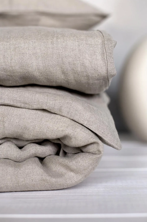 lniana pościel z naturalnego lnuw kolorze beżowym, fragment poduszki i kołdry