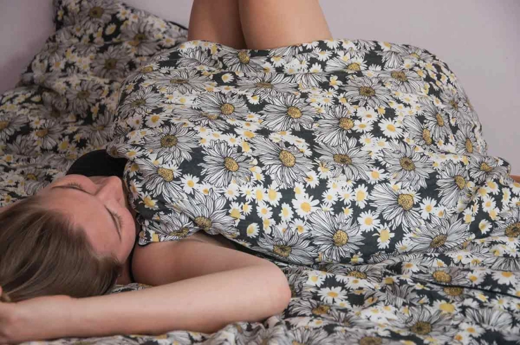 dziewczyna w lnianej pościeli w kwiaty