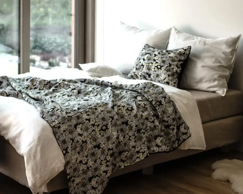 Lniana pościel w stokrotki w zestawieniu z gładką beżową pościelą