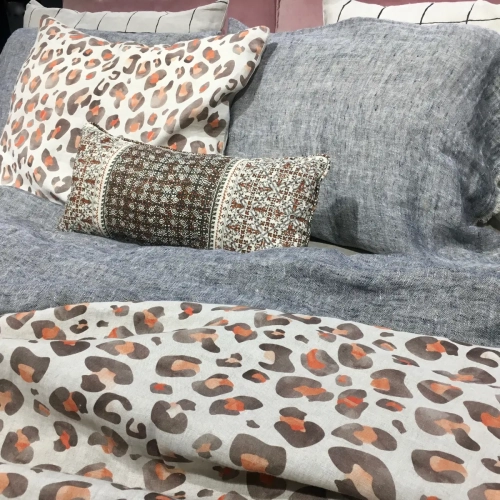 Pościel w cętki leoparda INSPIRED by NATURE w zestawieniu z szarą SALT and PEPPER