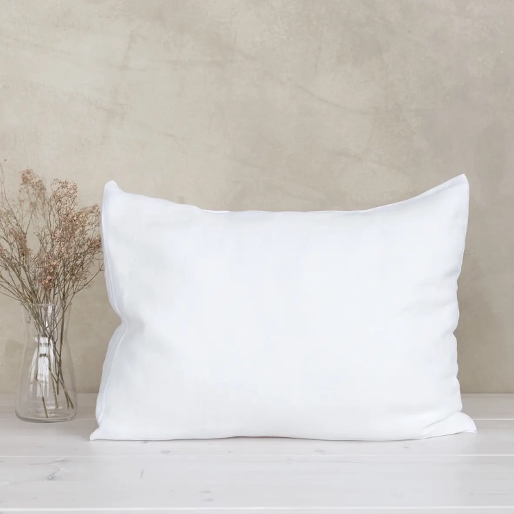 biała lniana poduszka