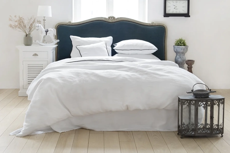 duże łóżko z białą pościelą