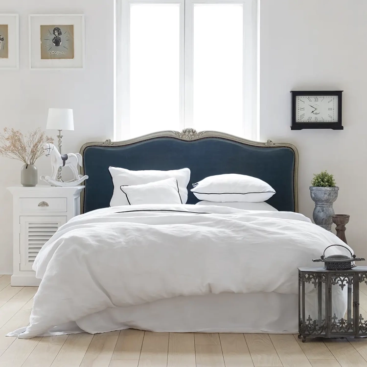 podwójne barokowe łózko pościelone białą lnianą pościelą