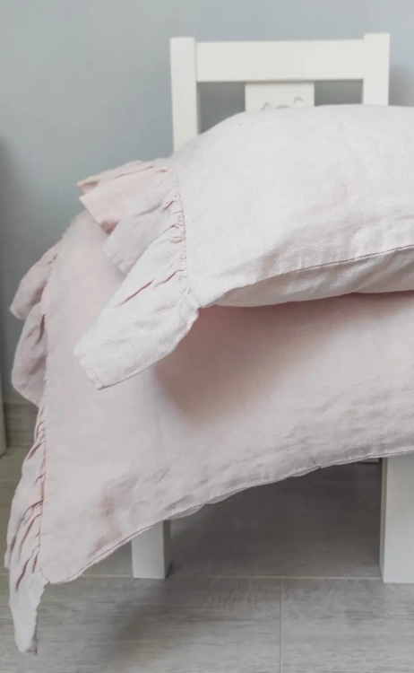 Lniane poduszki różowe z szerokimi falbanami