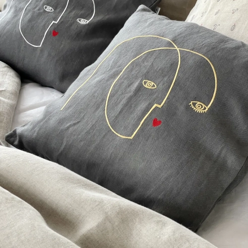 Lniana poszewka na poduszkę ciemnoszara ze złotym haftem twarzy