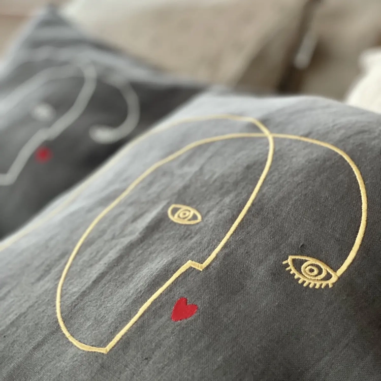 Lniana poszewka na poduszkę ciemnoszara ze złotym haftem twarzy