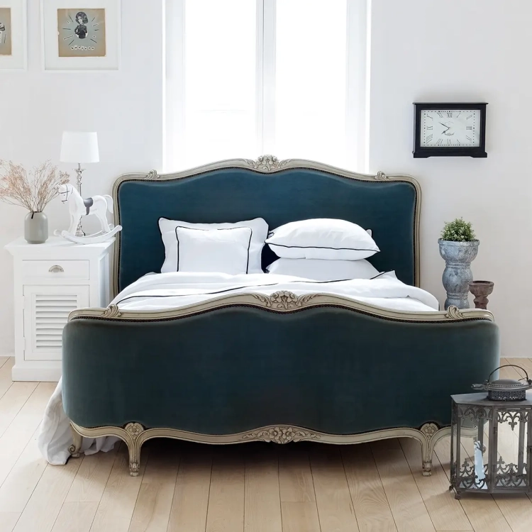 biała lniana pościel Black White z czarną wypustką na granatowym łóżku ze złotą ramą