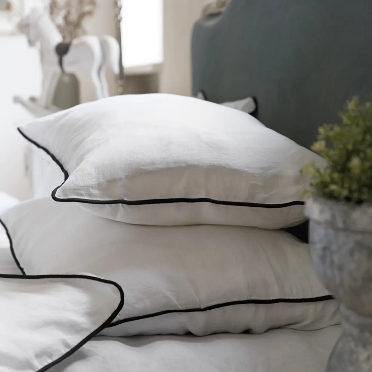 lniane poduszki Black White białe z czarną wypustką