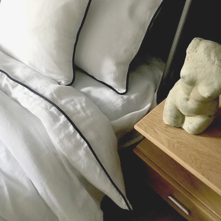 fragment łózka z lniana pościelą Black White białą z czarną wypustką