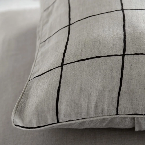Nadruk czarna krata na lnianej poszewce
