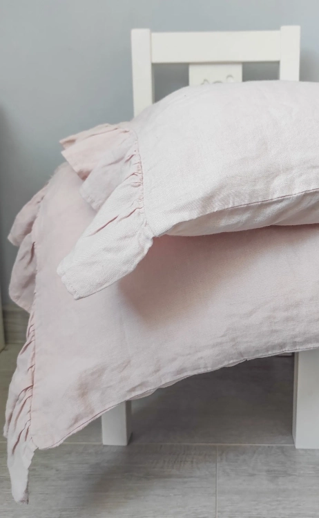 Lniane poduszki różowe z szerokimi falbanami