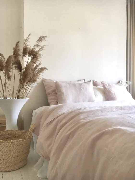 Łóżko z różowym lnianym kompletem pościeli BASIC dusty pink