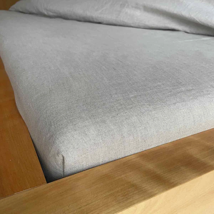 Lniane prześcieradło z gumką natural szaro beżowe
Narożnik materaca przykrytego naturalnym prześcieradłem z lnu