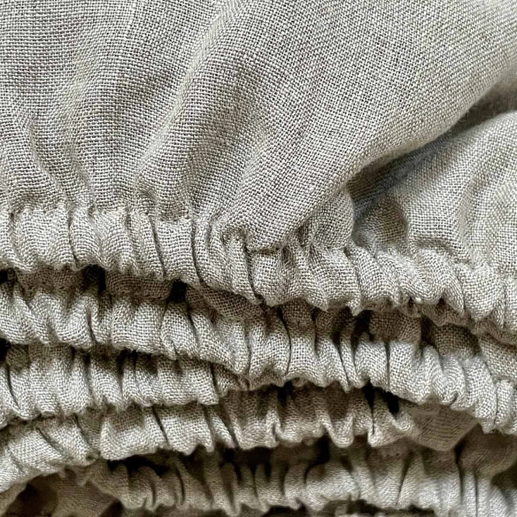 Lniane prześcieradło z gumką natural szaro beżowe
detal, gumka wszyta w lniane preścieradło