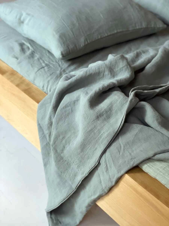 Prześcieradło z lnu zielone PURE eucalyptus green
fragment łóżka z  zieloną eukaliptusową pościelą