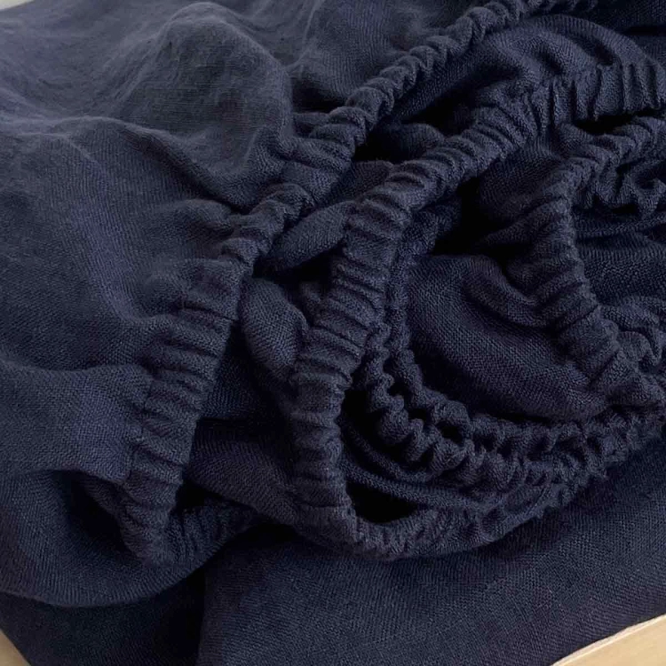 Lniane prześcieradło z gumką granatowe navy blue
Prześcieradło granatowe z gumką - detal
