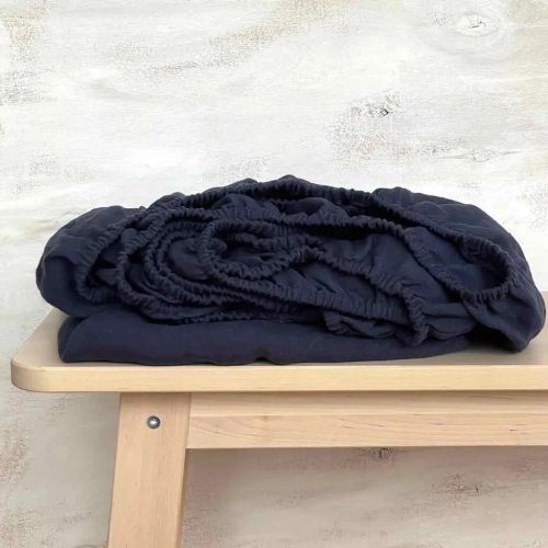 Lniane prześcieradło z gumką granatowe navy blue
lniane granatowe  prześcieradło z gumką leży na stole