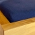 Lniane prześcieradło z gumką granatowe navy blue
Narożnik materaca pościelonego granatowym prześcieradłem lnianym
