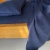 Prześcieradło z lnu z gumką granatowe navy blue
Fragment łóżka z lnianą granatową pościelą