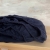 Lniane prześcieradło z gumką granatowe navy blue
Zwinięte granatowe prześcieradło z lnu na drewnianej ławie