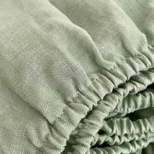 Lniane prześcieradło z gumką zielone PURE sage green
jasnozielone prześcieradło z lnu, detal - gumka