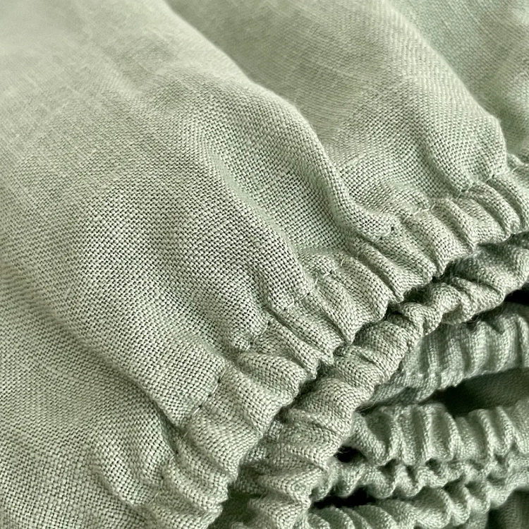 Lniane prześcieradło z gumką zielone PURE sage green
jasnozielone prześcieradło z lnu, detal - gumka