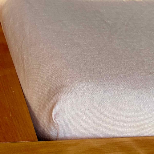 lniane prześcieradło z gumką różowe BASIC dusty pink
Materac pościelony różowym lnianym prześcieradłem