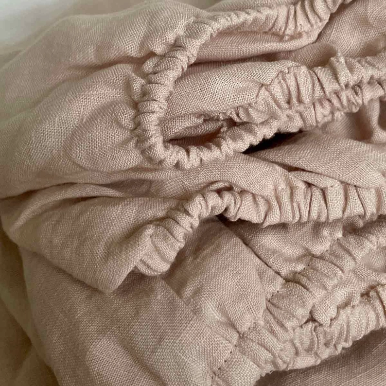 lniane prześcieradło z gumką różowe BASIC dusty pink
Prześcieradło z gumką z różowego lnu, detal