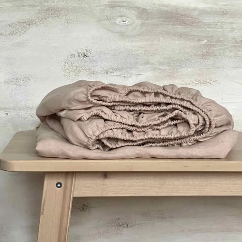 lniane prześcieradło z gumką różowe BASIC dusty pink
Różowe lniane prześcieradło z gumką leży na drewnianym stole