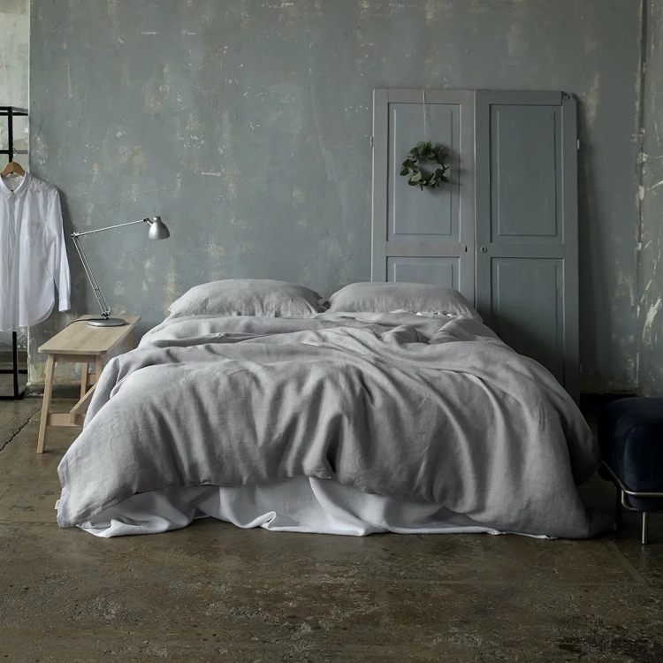 Komplet pościeli lnianej szarej Silver Birch z białym prześcieradłem.