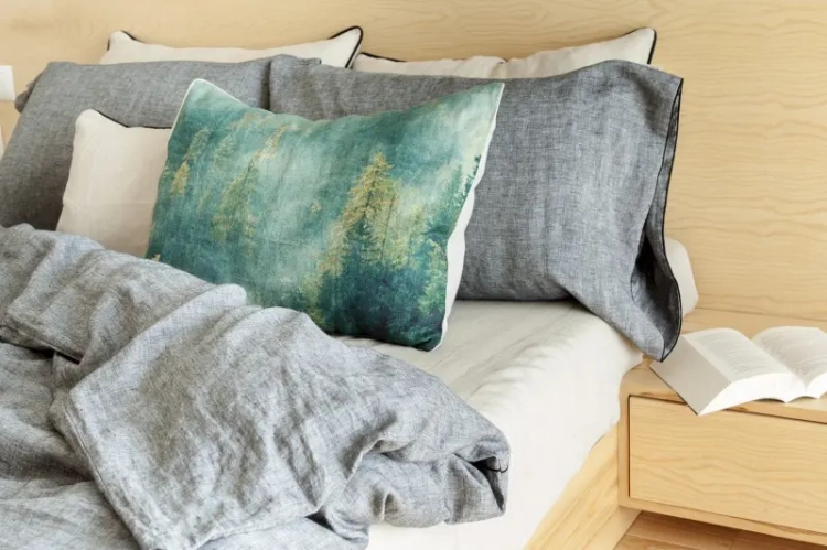 Poduszki lniana z zadrukiem ZIELONY LAS w połączeniu szarą lnianą pościelą i kremowym prześcieradłem