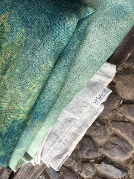 len z nadrukiem zielonego lasu. Detal