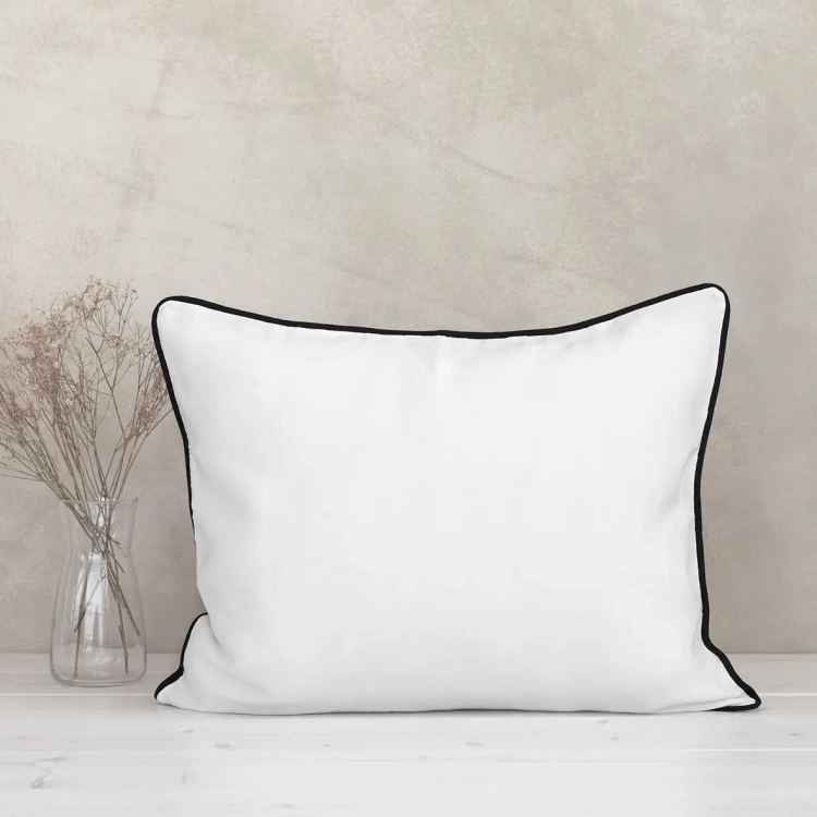 Biała lniana poduszka z czarną wypustką. Komplet pościeli Black and White