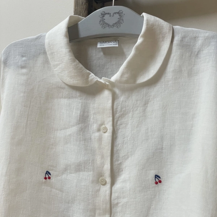 haft wisienek i okrągły kołnierzyk. Koszula lniana CHERRY biała - detal