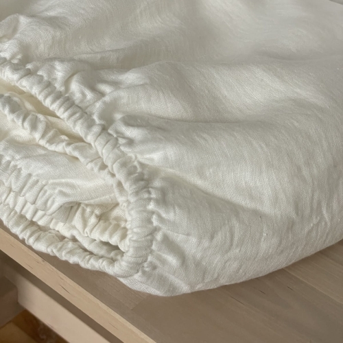 CREAM WHITE z gumką_6802 web.jpg
kremowo-białe lniane prześcieradło, widoczny detal - gumka