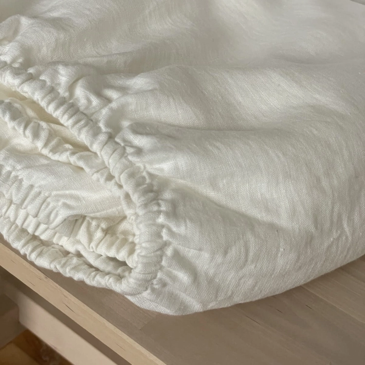 CREAM WHITE z gumką_6802 web.jpg
kremowo-białe lniane prześcieradło, widoczny detal - gumka