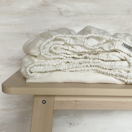 Prześcieradło z gumką white cream_1409.jpg
Kremowe lniane  prześcieradło z gumką leży na stole