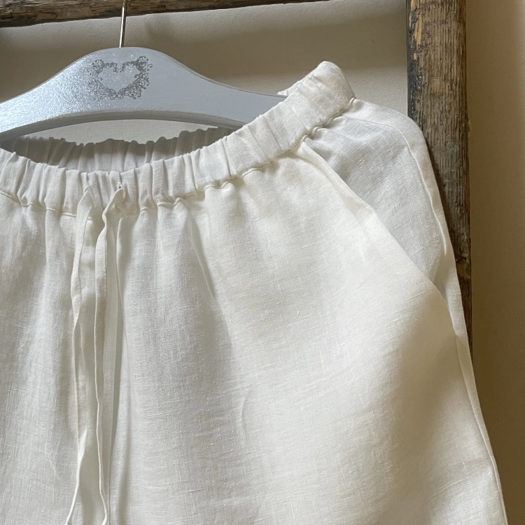 Szorty CHERRY cream white - detal. W pasie szeroka guma i sznureczek regulujący