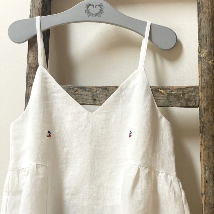 Wychaftowane wisienki na wysokości biustu. Biały lniany top CHERRY