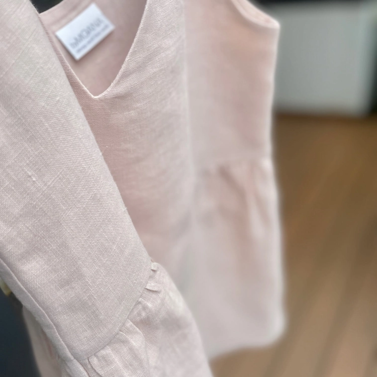 lniany top różowy CHERRY. Detal - marszczenie