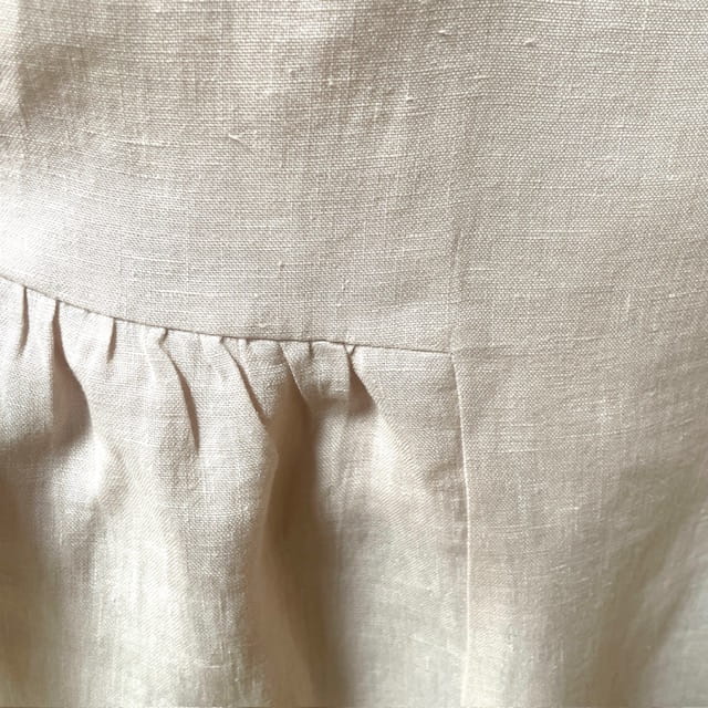 lniany top CHERRY. Detal - marszczenie