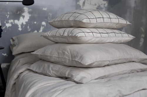 lniane poduszki w kolorze naturalnym gładkie i w czarną kratę