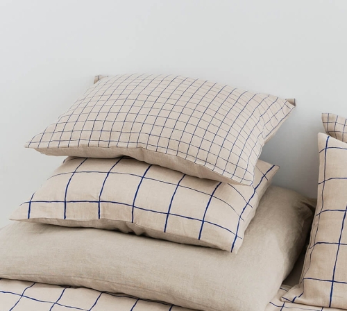 ByMoana23.119009.jpg Zestaw lnianych poduszek beżowych w granatową kratę, małą kratkę i gładkich