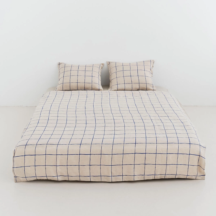 Komplet pościeli lnianej GRID w granatową dużą kratę na podwójnym łóżku