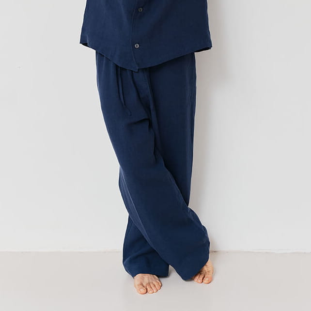 lniane spodnie męskie granatowe na modelu