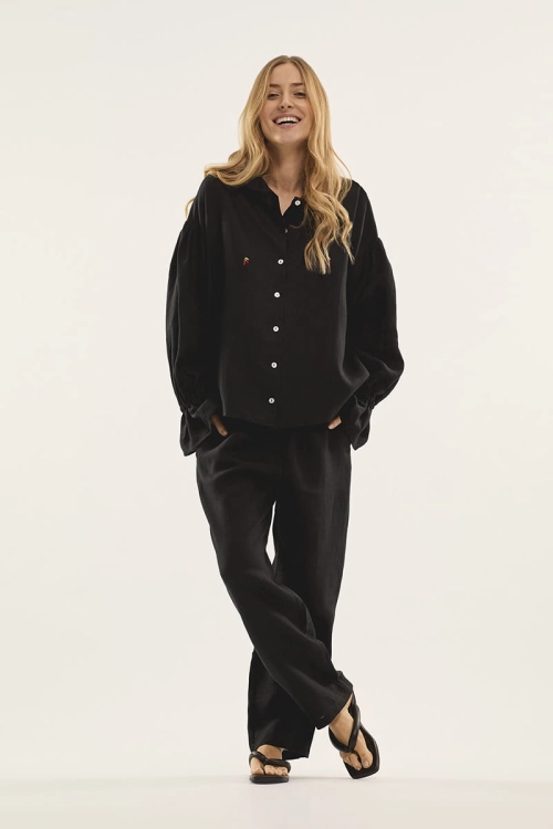 Modelka w czarnej lnianej piżamie CHERRY