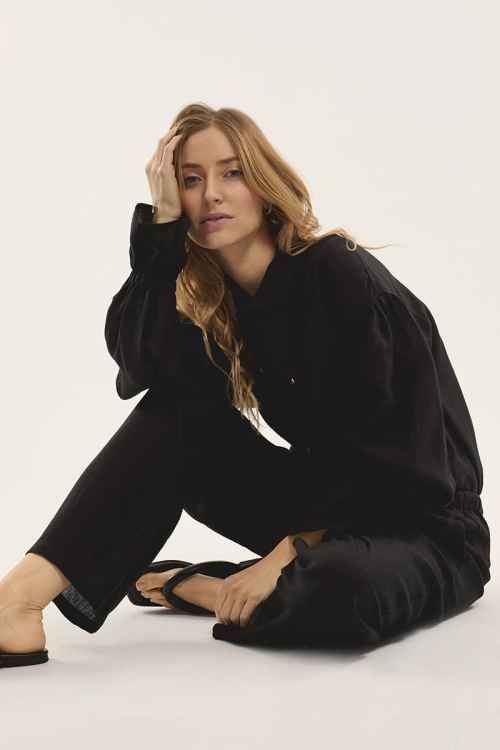 modelka w lnianej  piżamie damskiej CHERRY_black z motywem wisienek