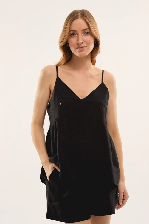 Modelka w komplecie lnianym czarnym CHERRY, z drobnym haftem wisienek na wysokości biustu