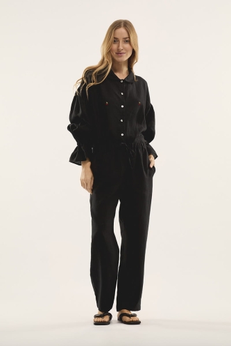 Modelka w czarnej piżamie CHERRY. 100% len